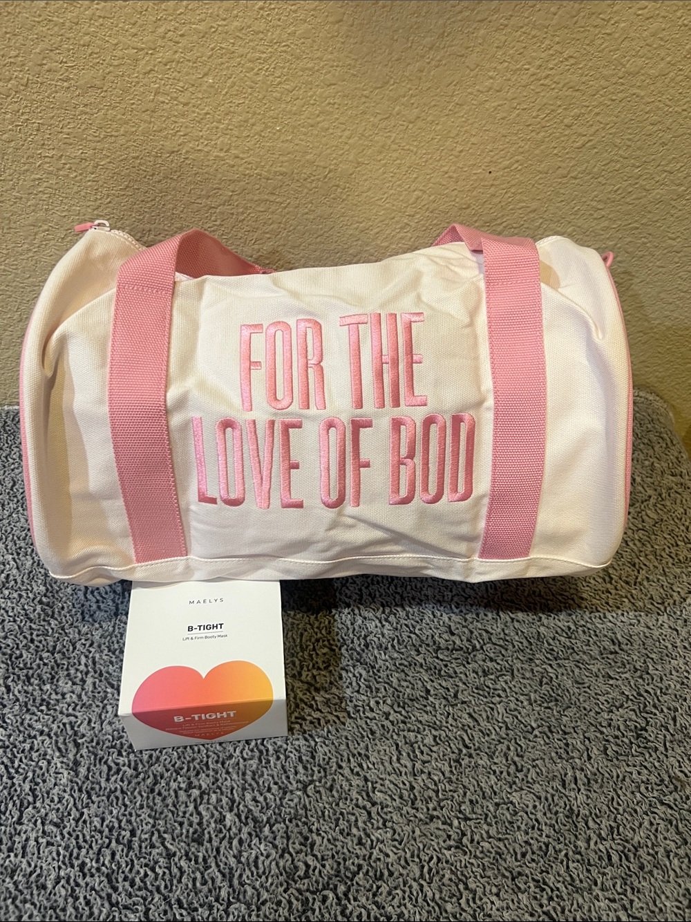 Maelys Cosmetics Pink & Cream Duffle Bag with B-tight firming booty mask